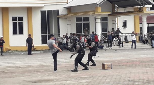 Polisi Tangkap Satu Provokator saat Massa Duduki Kantor KPU Lampung