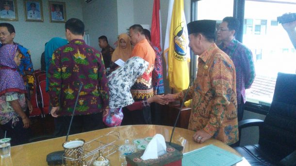 Wali Kota Bandar Lampung Herman HN Serahkan Bantuan Uang Tunai untuk Korban Banjir