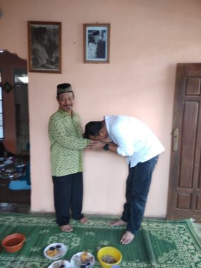 Sosialisasi Pencalonan, Caleg DPRD Lampung Tengah Usungan PKS Ahmad Khairudin Syam Cium Tangan Guru Sekolah Dasarnya