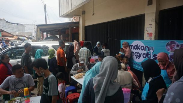 Komunitas Berbagi Lampung Beri Makan Siang Gratis kepada Duafa