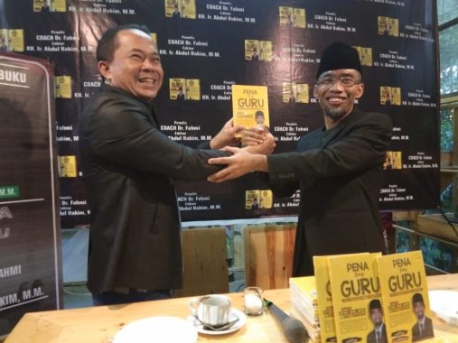 Calon Anggota DPD Asal Lampung Abdul Hakim Bagikan Buku Pena Sang Guru