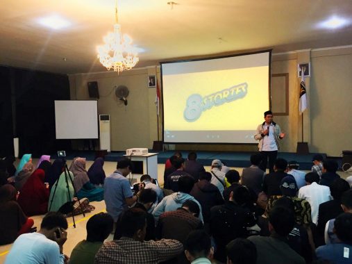 Ratusan Anak Muda Nonton Film 8 Stories di DPW PKS Lampung