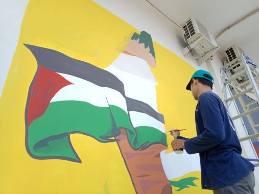 Halus Kasar Bikin Mural Palestina di Tembok Kantor ACT Lampung, Ungkapan Dukungan Kemerdekaan Negeri Para Nabi