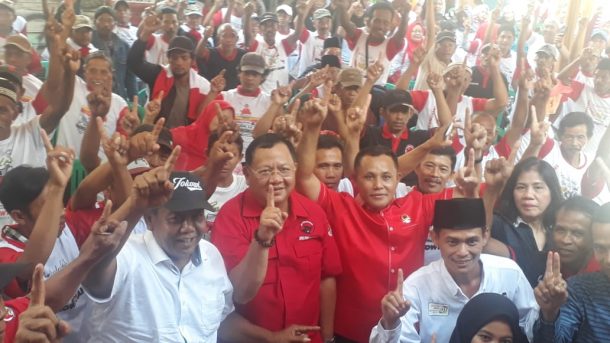 Relawan Caleg PKS DPRD Lampung Dapil Bandar Lampung Nomor 11 Agus Widodo Bikin Kampanye Unik di Lampu Merah Rajabasa