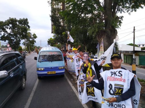 Relawan Caleg PKS DPRD Lampung Dapil Bandar Lampung Nomor 11 Agus Widodo Bikin Kampanye Unik di Lampu Merah Rajabasa