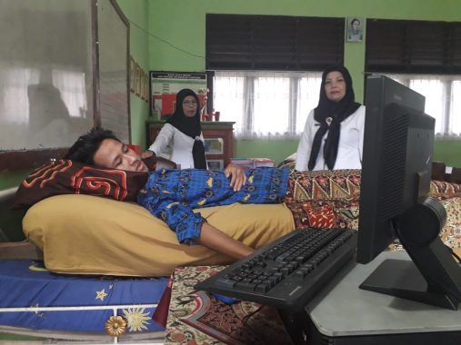 Erik Maulana Siswa SMPN 20 Bandar Lampung Kerjakan UNBK di Tempat Tidur