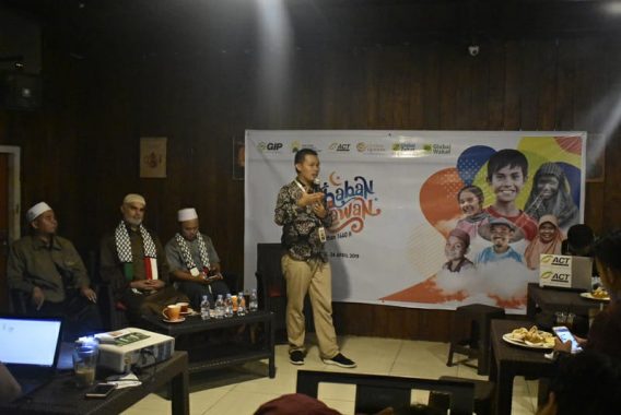 Erik Maulana Siswa SMPN 20 Bandar Lampung Kerjakan UNBK di Tempat Tidur
