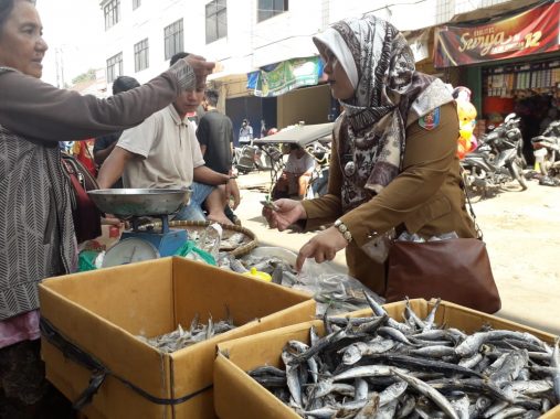 Produk Makanan di Pasar Tugu dan Transmart Disidak Petugas Pangan Lampung