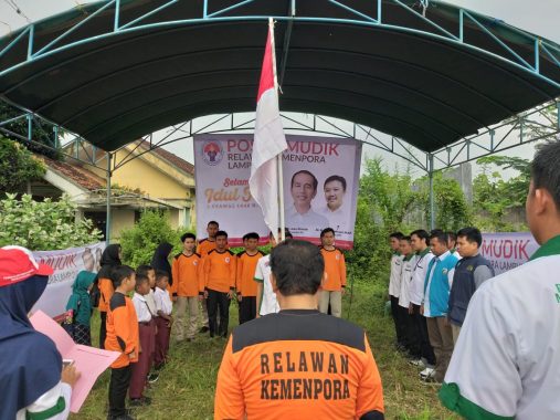 Relawan Kemenpora Lampung Bagikan Makanan Berbuka Puasa di Posko Mudik Natar