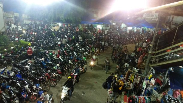 Malam Takbiran, Pedagang Sandal Depan Pasar Tugu Bandar Lampung Cair