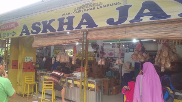 Pusat Keripik Lampung Askha Jaya di Gang PU Bandar Lampung Diserbu Pembeli