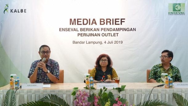 Plt Bupati Lampung Selatan Serahkan SK CPNS 28 Bidan PTT Berusia di Atas 35 Tahun