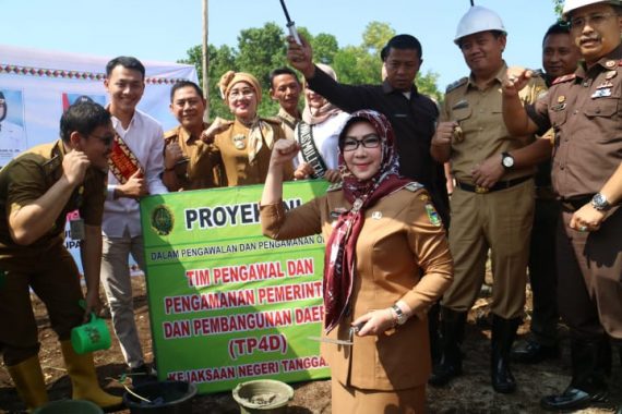 Bupati Dewi Handajani Peletakan Batu Pertama Pembangunan GOR Mini Tanggamus