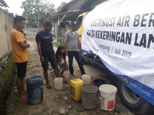 ACT Lampung Bagikan Air Bersih di Kelurahan Sukamenanti, Camat Kedaton Febriana: Terima Kasih