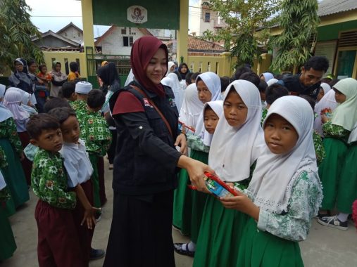 ACT Lampung Bagikan Paket Gizi di MI Al Khairiyah Kecamatan Bumiwaras Bandar Lampung
