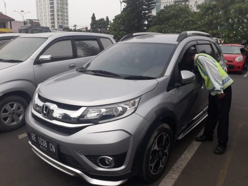 Pencurian Modus Pecah Kaca di Halaman Parkir Bebek Belur Jalan Gatot Subroto Bandar Lampung
