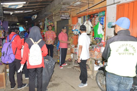 Ular Piton 2 Meter Ditangkap Petugas BPBD Bandar Lampung di Rumah Dimas Jalan Mr Gele Harun