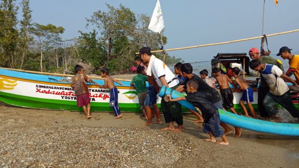 Perahu Wakaf ACT Bantu Korban Tsunami di Pandeglang