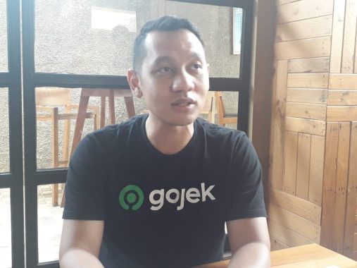 Pengemudi Ojek Online Bakar Jaket Gojek di Jalan Wolter Monginsidi Bandar Lampung