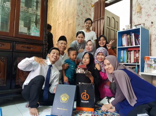 Aktivis KAMMI Lampung Ini Hadiahkan Ijazah Wisuda untuk Milad Ibunda Tercinta