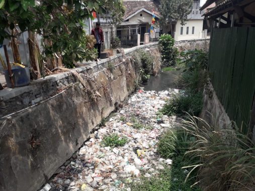 Sampah Menggunung di Kali Jalan Pulau Kelagian RT 11 Lingkungan 1 Kedamaian, Warga Sampai Mual Kebauan
