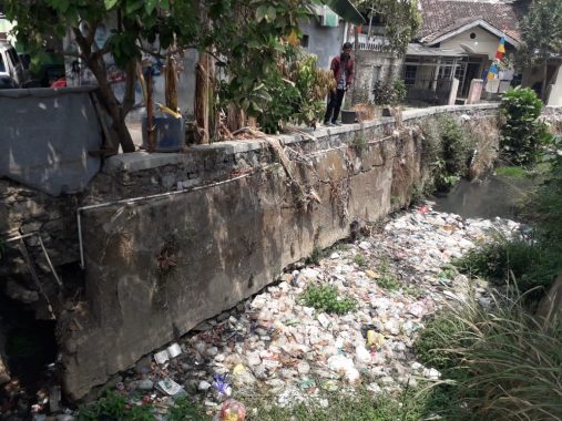 Kali Jalan Pulau Kelagian Kedamaian Penuh dengan Sampah, Warga Minta Pemkot Bersihkan