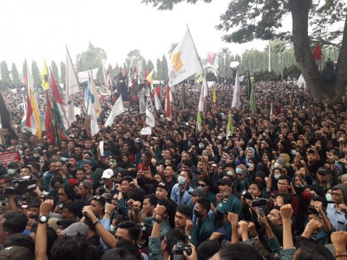 Diguyur Hujan, Ribuan Mahasiswa Bertahan Demo di Gedung DPRD Lampung
