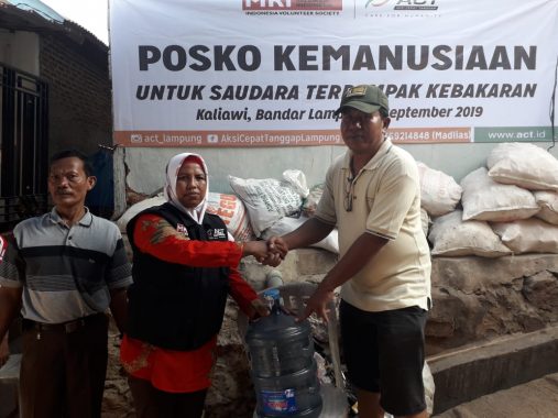 Kodim 0410 Bandar Lampung Bantu Korban Kebakaran Kaliawi