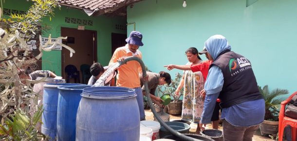 ACT Lampung Bagikan Air Bersih di Jalan Rusa Kelurahan Sukamenanti