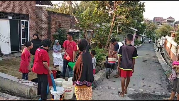 Rumah Zakat Lampung Bagikan 8.000 Liter Air Bersih