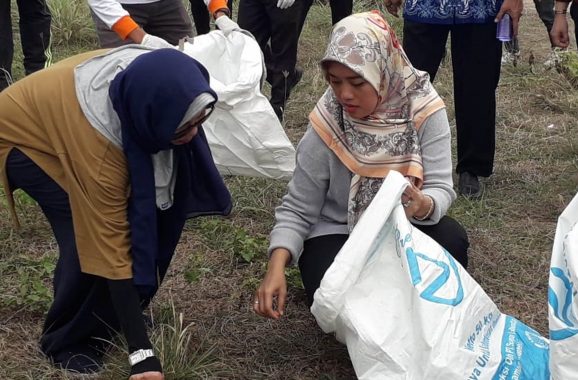 Pekan Bersih Pantai, Nunik Ikut Pungut Sampah di Pantai Gunung Kunyit Bandar Lampung