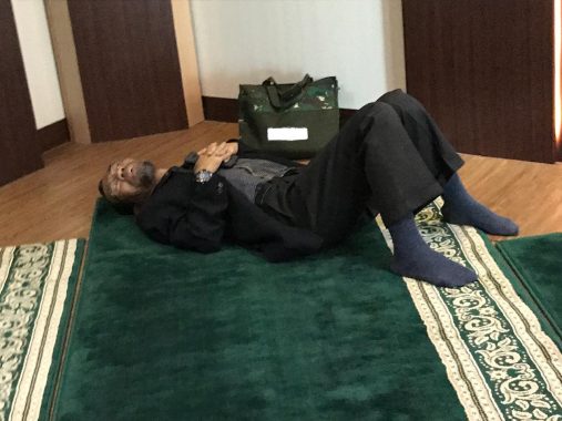 Foto Senator Lampung Abdul Hakim Tertidur di Musala Bandara Radin Inten II Jadi Perbincangan