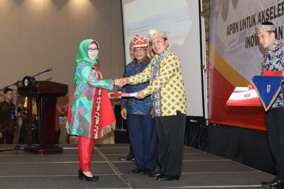 Bupati Tanggamus Dewi Handajani Terima DIPA APBN 2020 dari Gubernur Lampung Arinal Djunaidi