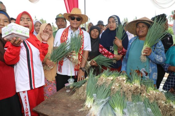 Usai Panen Raya Daun Bawang di Sidomulyo, Nanang Ermanto Beri Bantuan Alat Mesin Pertanian