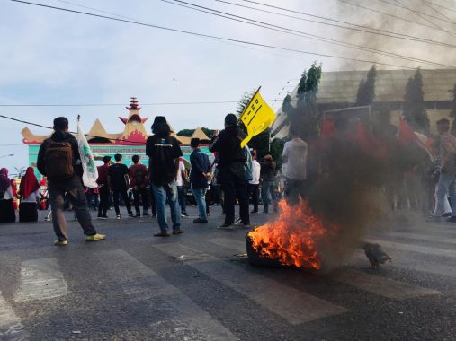 Demonstrasi di Pemprov Lampung, Mahasiswa Minta Gubernur Lampung Sampaikan Aspirasi Warga Langsung ke Jokowi