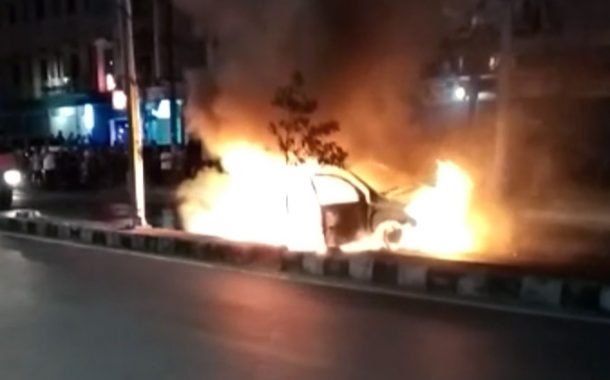 Tak Mau Mengalah di U-Turn, Mobil dan Sepeda Motor Tabrakan Hingga Terbakar
