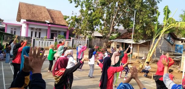 Peringati Hari AIDS Sedunia, Komunitas di Bandar Lampung Bagikan Bunga Mawar Plastik
