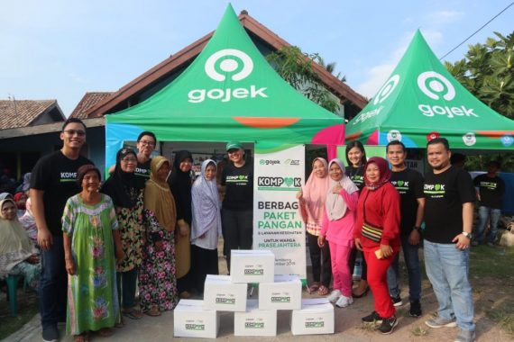 LKS Almanda dan Dinas Sosial Tanggamus Beri Bantuan Kaki Palsu untuk M.Zahid dan Siti Ulwiyah