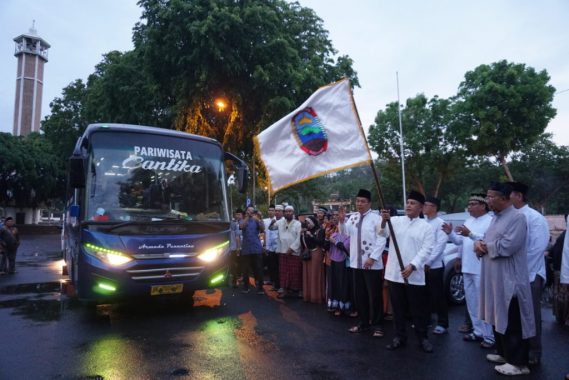 Nanang Ermanto Lepas Keberangkatan Jemaah Umrah Lampung Selatan