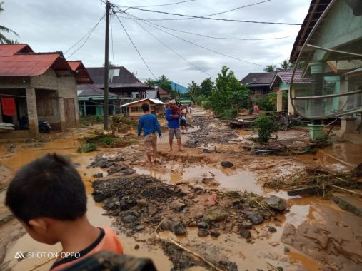 Relawan ACT Lampung dan Gaspool Serahkan Bantuan untuk Korban Banjir Semaka