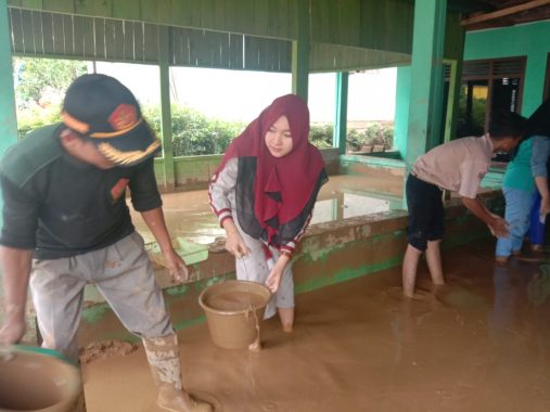 Pekon Sedayu Dilanda Banjir, Ketua Fraksi PKS DPRD Tanggamus Apri Wasa Bantu Bersihkan Rumah Warga dari Lumpur