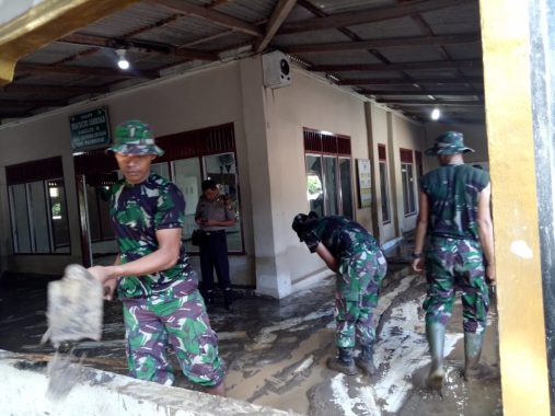 Anggota TNI Bantu Bersihkan Rumah Warga Korban Banjir di Pesawaran, Posko Dibuka di Balai Desa Bagelen