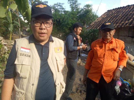 Relawan MRI-ACT Lampung dan Sekda Pesawaran Bantu Korban Banjir