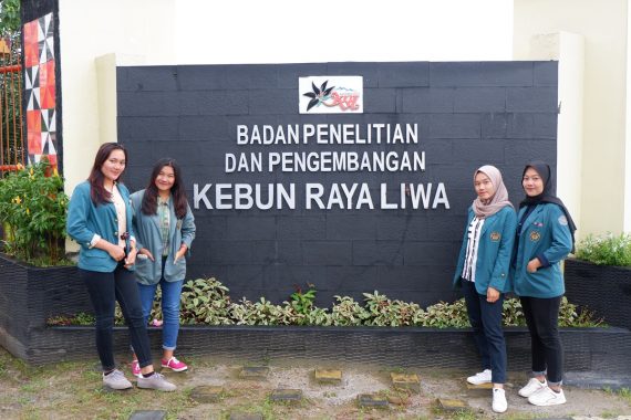Mahasiswa Biologi Fakultas MIPA Unila Identifikasi Penyakit Anggrek di Kebun Raya Liwa Lampung Barat