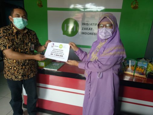 Relawan Desa Mandalasari Lampung Timur Semprotkan Disinfektan Massal ke Rumah Penduduk