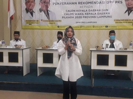 Nessy Kalvia Mustafa Serahkan Alat Pelindung Diri ke Satgas Pencegahan Covid-19 DPW PKS Lampung