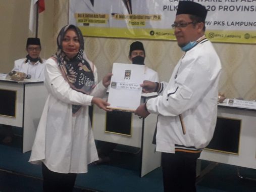 Mata Berkaca-Kaca, Nessy Kalvia Mustafa Terima SK Rekomendasi Jadi Bakal Calon Bupati Lampung Tengah dari PKS