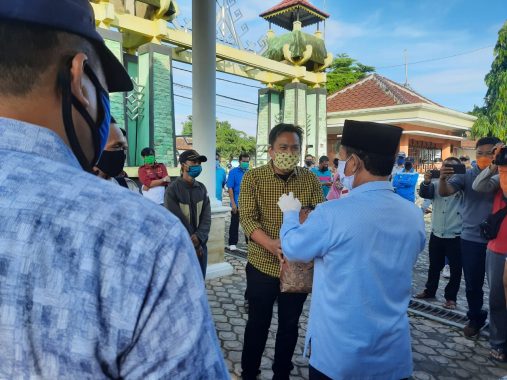Plt Bupati Lampung Utara Budi Utomo Bagikan Alat Pelindung Diri untuk Wartawan