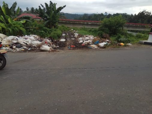 Sampah Menumpuk di Pinggir Jalan Raya Pekon Balak Kecamatan Wonosobo Tanggamus