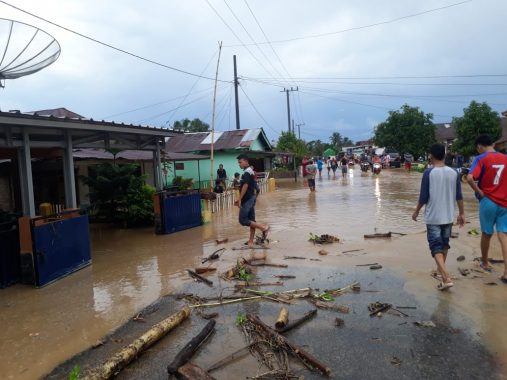Hujan Deras, Tanggul Way Banding Kecamatan Bandar Negeri Semuong Tanggamus Jebol